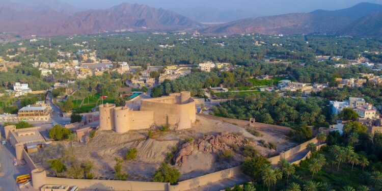 قلعة الرستاق.. معلمٌ أثريٌّ حضاريٌّ وتحفة معمارية 1 قلعة الرستاق.. معلمٌ أثريٌّ حضاريٌّ وتحفة معمارية