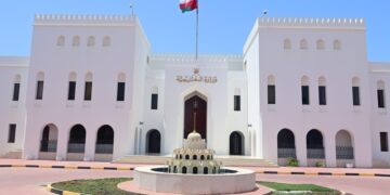 سلطنة عمان تدين اغتيال رئيس وزراء اليابان السابق