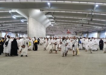 حجاج بيت الله الحرام يشهدون يوم النحر