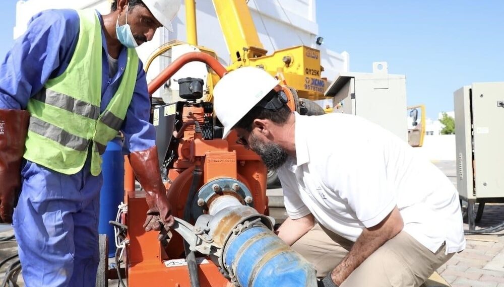 الشركة العُمانية لخدمات المياه تتعامل مع تأثر أحد الأنابيب الموزعة للمياه بجعلان بني بوعلي