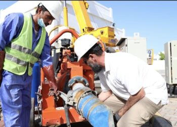 الشركة العُمانية لخدمات المياه تتعامل مع تأثر أحد الأنابيب الموزعة للمياه بجعلان بني بوعلي