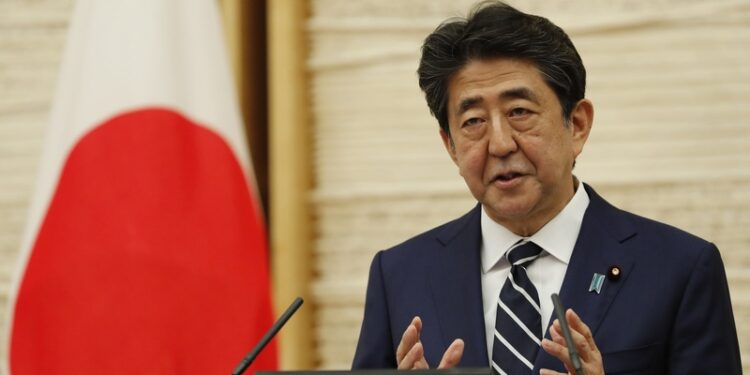 نقل رئيس وزراء اليابان السابق آبي للمستشفى بعد إصابته بالرصاص