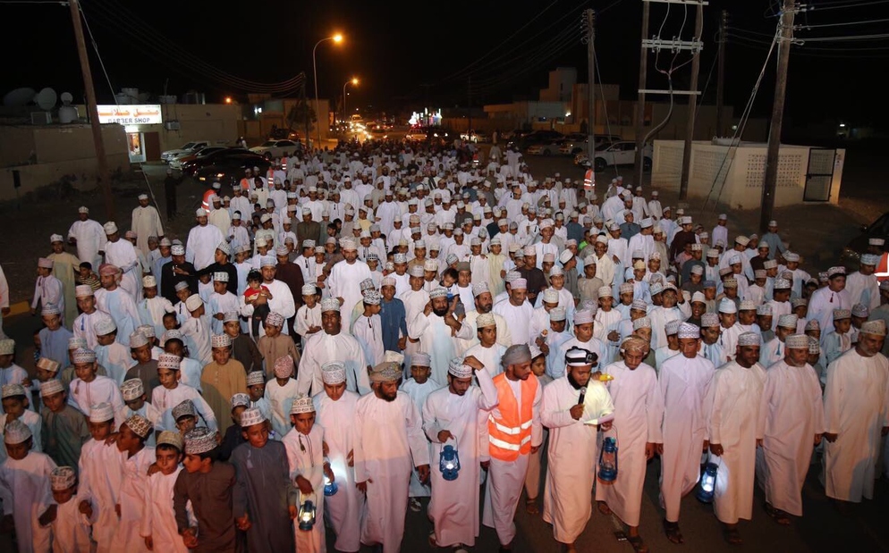 أدم تحتفل بالتهلولة في سياق تراثي إيماني متفرد