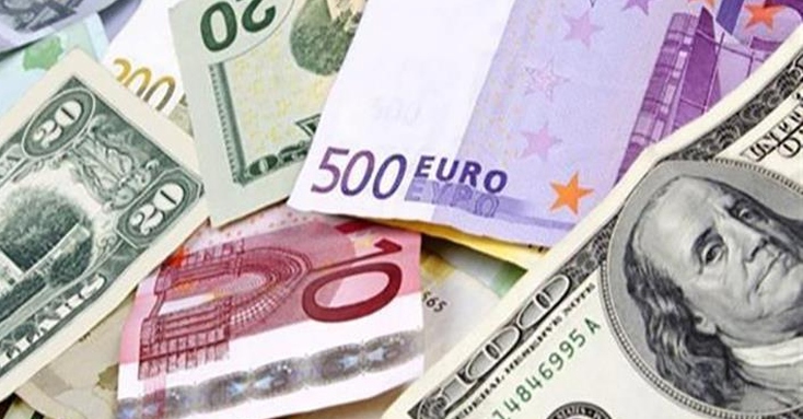 اليورو يسجّل أدنى مستوى مقابل الدولار منذ نحو 20 عامًا