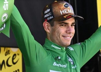 الدراج البلجيكي فان أيرت يفوز بالمرحلة الثامنة من طواف فرنسا