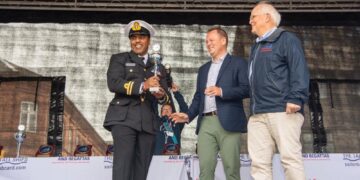 سفينة (شباب عُمان الثانية) تُتوج بجائزة أفضل سفينة في مهرجان “إيسبيرج” بالدنمارك