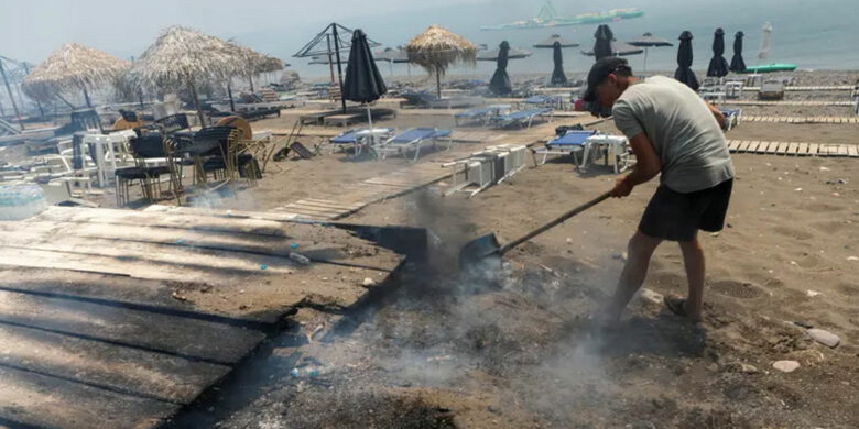 إجلاء سياح وسكان من جزيرة ليسبوس اليونانية بسبب حريق