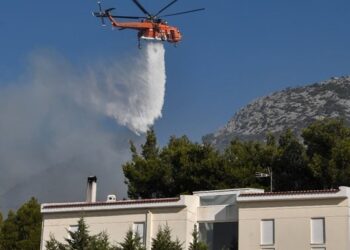 تحطم مروحية أثناء مشاركتها في مكافحة حريق باليونان