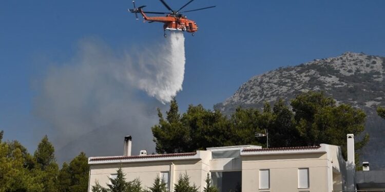 تحطم مروحية أثناء مشاركتها في مكافحة حريق باليونان