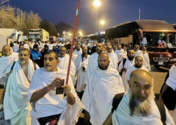 بعد الوقوف بعرفات الحجاج ينفرون إلى مزدلفة