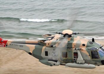 سلاح الجو السلطاني العُماني يقوم بعملية بحث وإنقاذ في محافظة ظفار