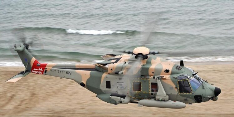 سلاح الجو السلطاني العُماني يقوم بعملية بحث وإنقاذ في محافظة ظفار