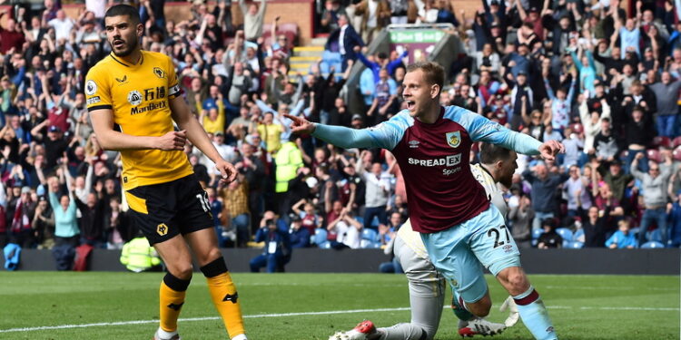 ولفرهامبتون يضم المدافع كولينز من بيرنلي 1 ولفرهامبتون يضم المدافع كولينز من بيرنلي