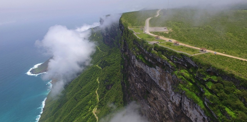 جبال شعت وهي تعانق زرقة بحر العرب