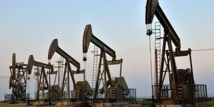 أسعار النفط تتراجع بعد ثلاثة أيام من الارتفاع