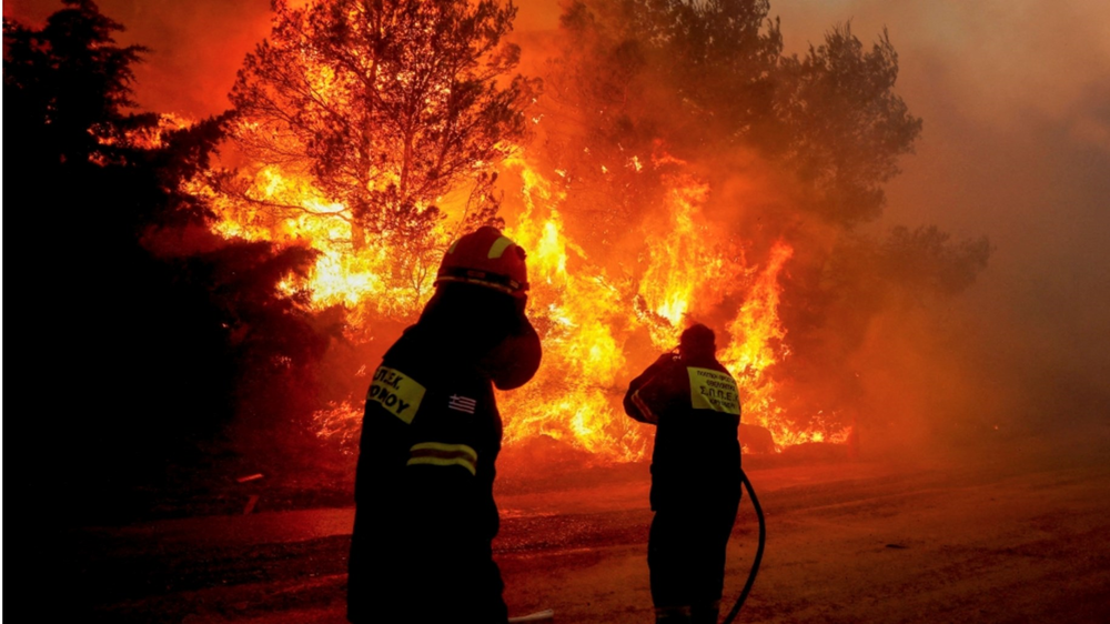 ارتفاع درجة الحرارة في اليونان يتسبب في اشتعال الحرائق