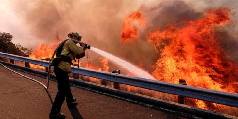 حريق في شمال كاليفورنيا وسط درجات حرارة قياسية