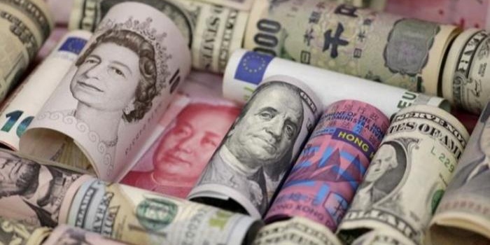 الدولار يتراجع أمام اليورو والاسترليني