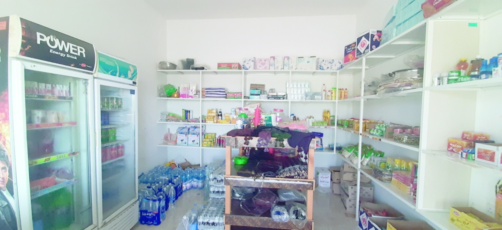 فاطمة العمرية تدير محلا تجاريا وتؤكد أن التجارة صبر وتحد