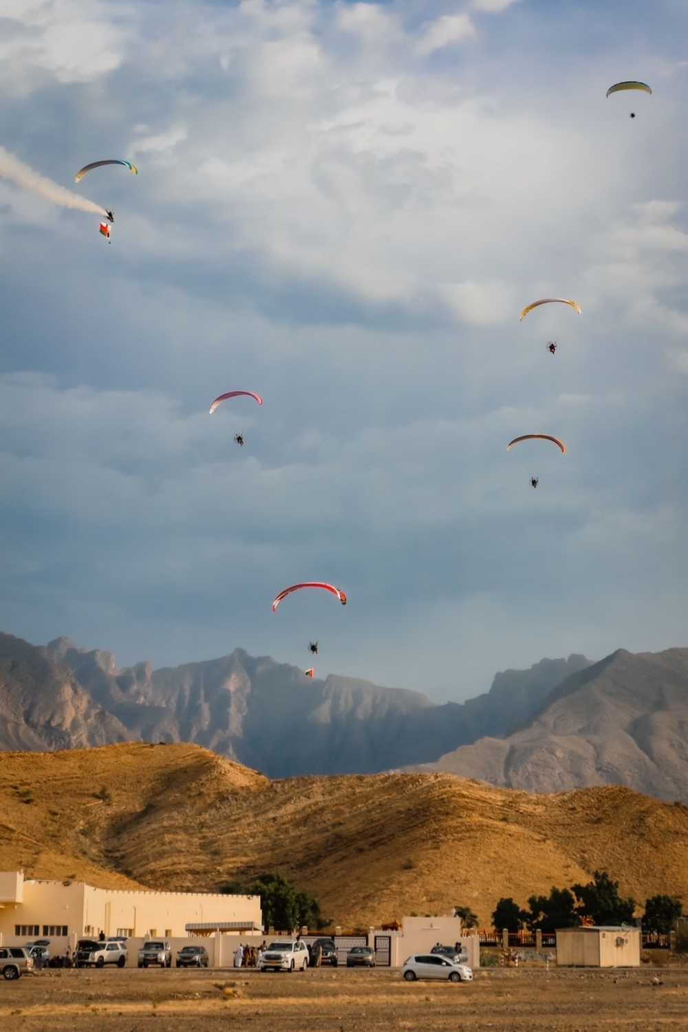 فعاليات وعروض مثيرة للطيران الشراعي بالرستاق