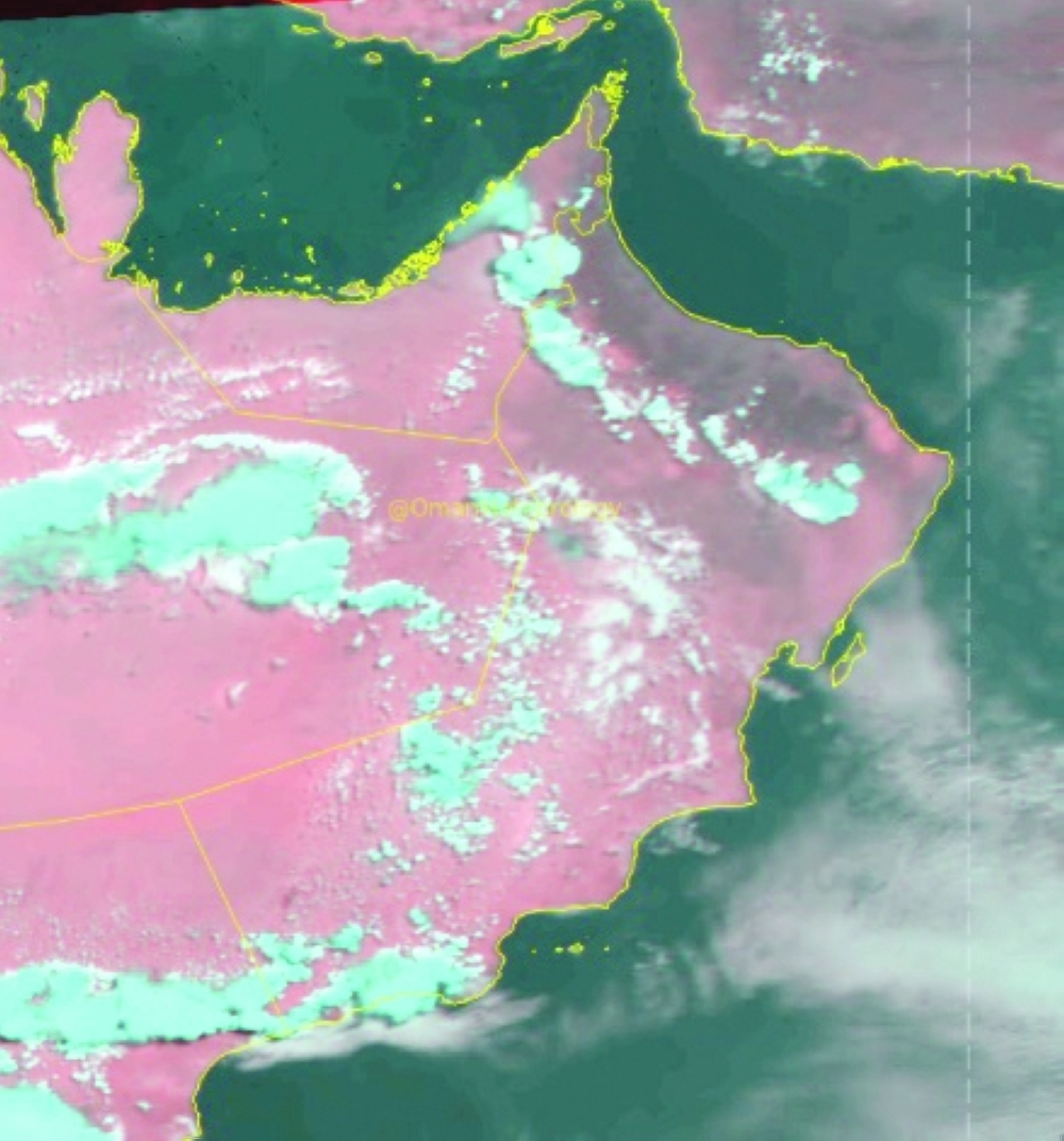 إغلاق احترازي لوادي دربات وهطل أمطار غزيرة على جبال ظفار