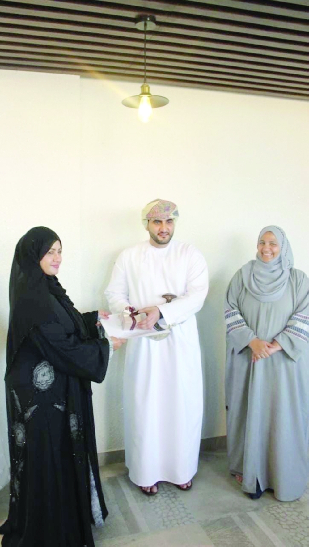 تدريب مكثف للمشاركات في دورة صياغة حلي الفضة بالسيب