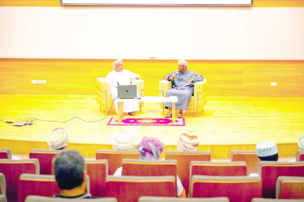 جلسة ثقافية تناقش نماذج من الأدب الشفوي لبادية ظفار