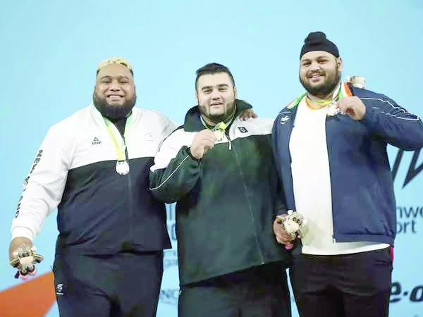Indian, Pakistani weightlifters unite on and off Commonwealth podium