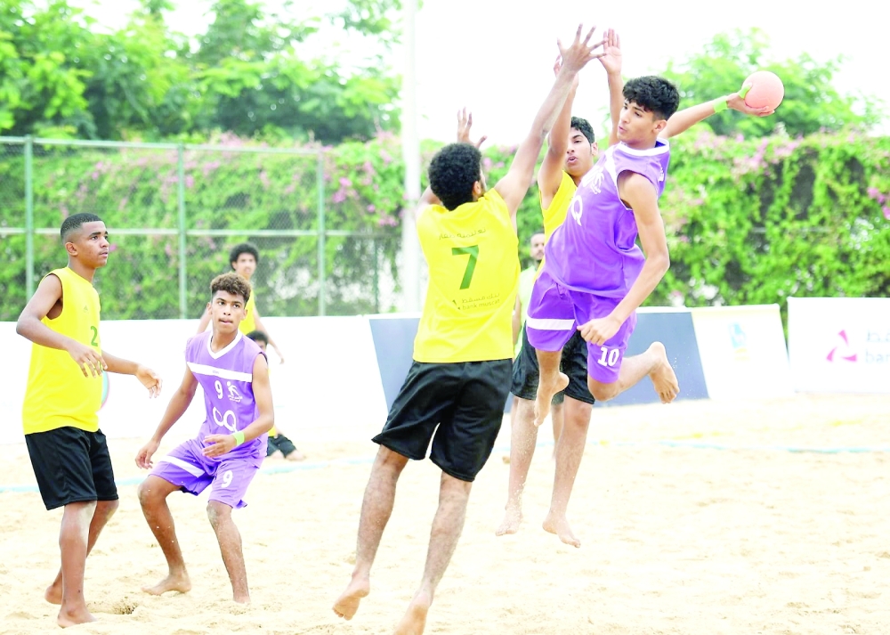 منافسات مثيرة في اليوم الأول للبطولة المدرسية الشاطئية