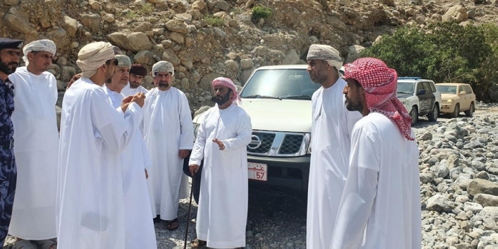 عدد من المسؤولين يقفون على جهود إصلاح الطرق والخدمات المتضررة بمسندم