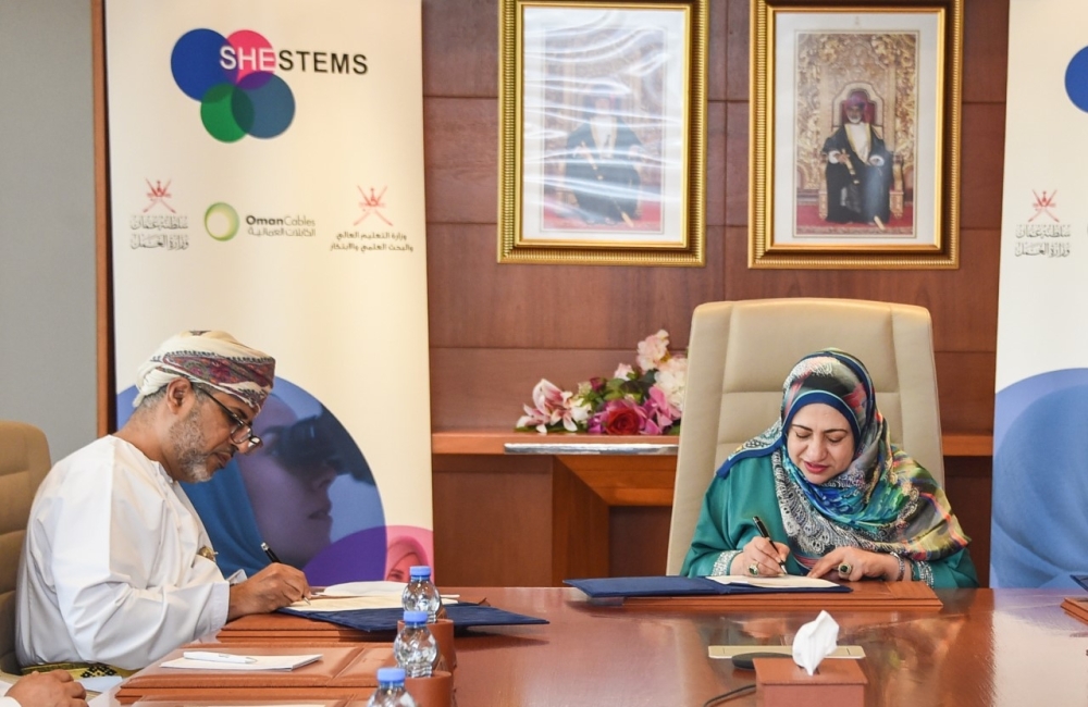 التوقيع على برنامج تعاون SHE STEMS لتطوير مهارات 20 متدربة