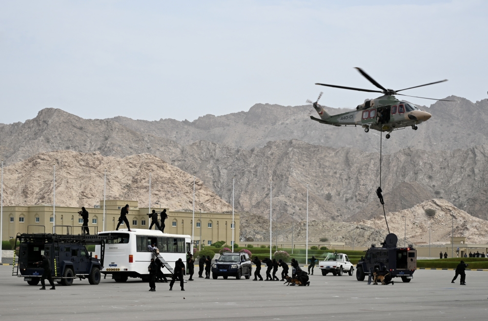 استعراض مهارات المشاركين في دورة لشرطة المهام الخاصة