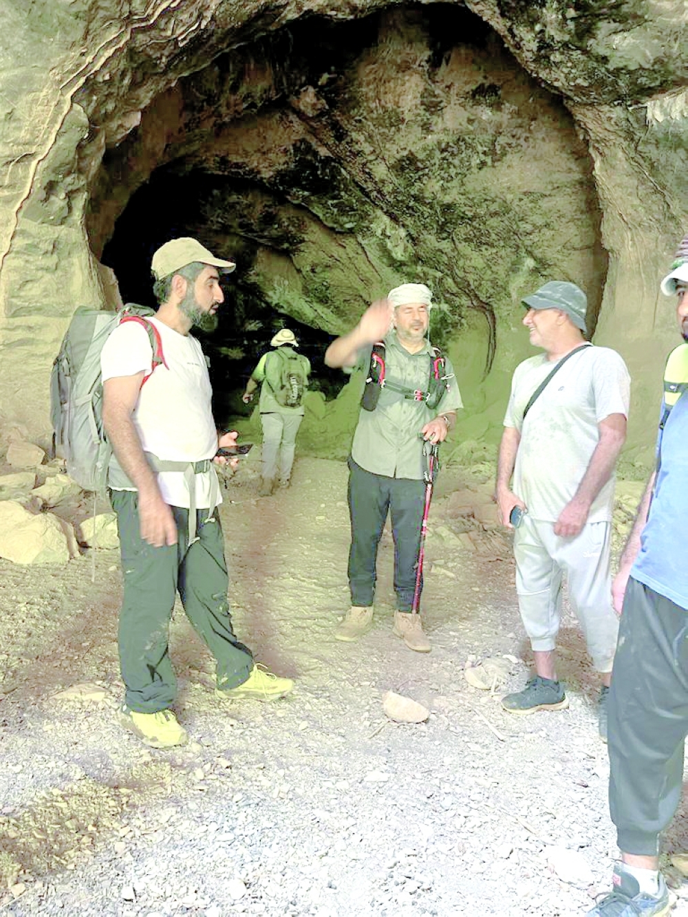 مبادرة أهلية في الحمراء لحصر وتوثيق الكهوف الجبلية