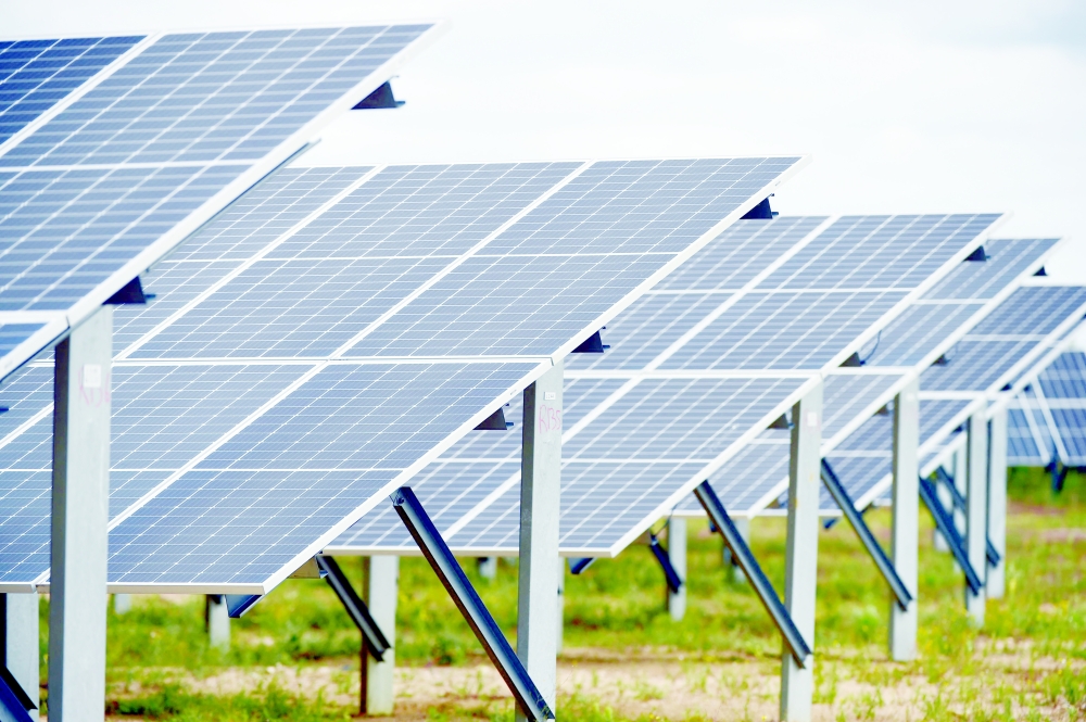 الطاقة الشمسية تشهد تطوراً سريعاً في أنظمة عمل ألواحها وانخفاضاً في أسعارها