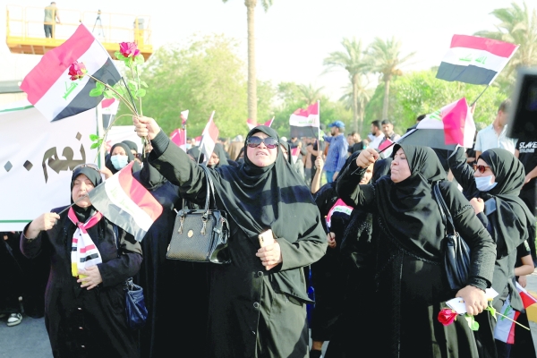 Sadr followers hold mass prayer outside Iraqi parliament 1 Sadr followers hold mass prayer outside Iraqi parliament