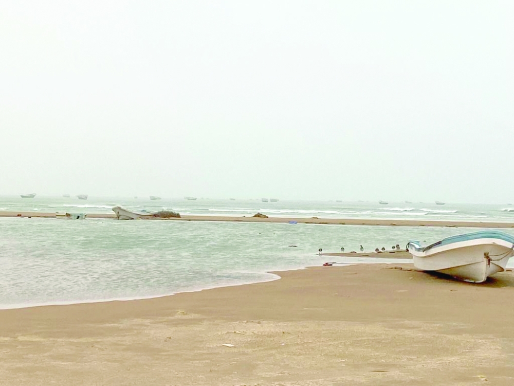 تأثيرات المنخفض المداري العميق تتواصل على عدد من المحافظات