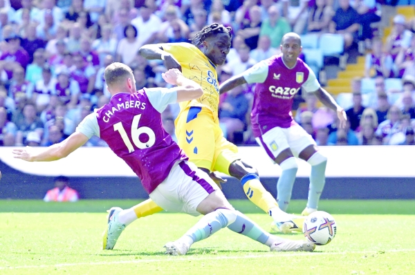Villa's Gerrard outfoxes Lampard