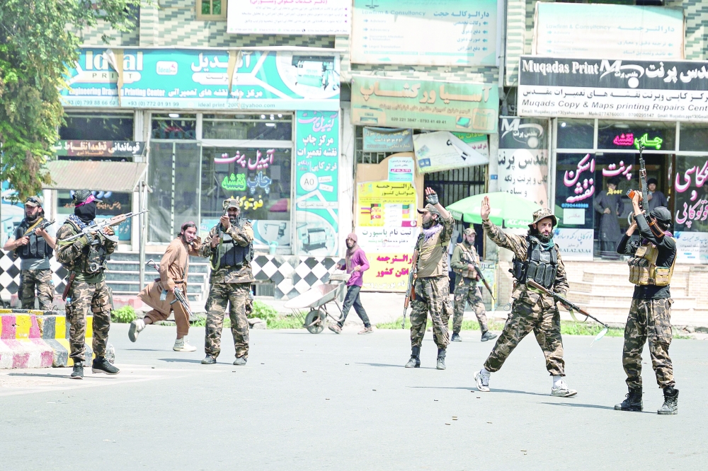 مسلحوا طالبان يطلقون النار” في الهواء” لتفريق تظاهرة نسائية تطالب بالحق في بالعمل والتعليم
