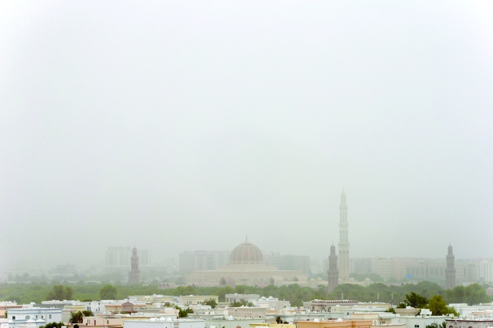 استمرار موجة الغبار غدا مع تلاشي تأثيرات المنخفض المداري