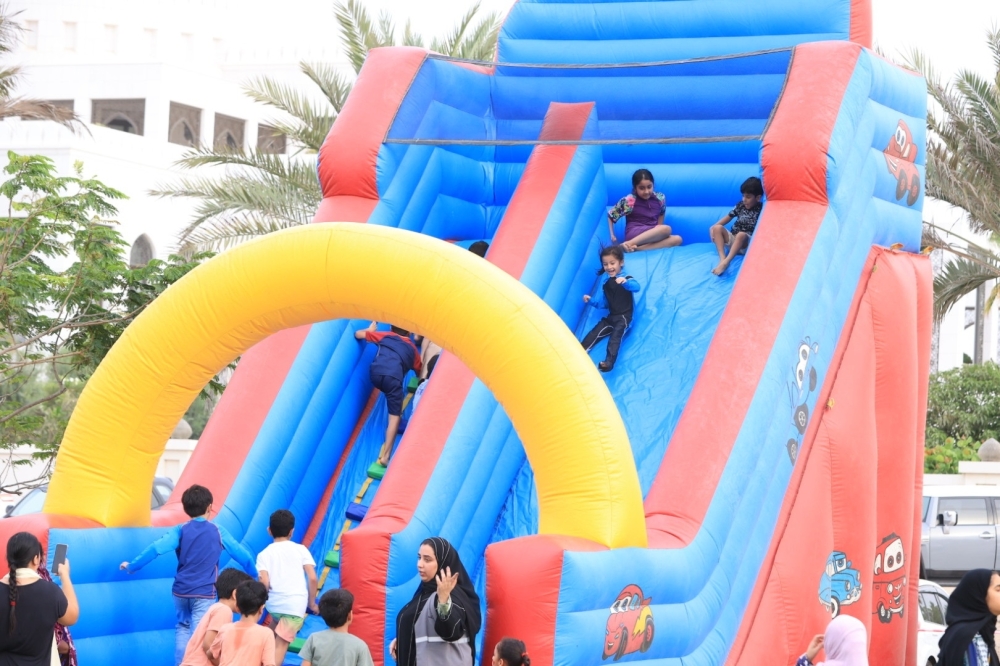 1200 مشارك في فعاليات اليوم المائي بالعذيبة