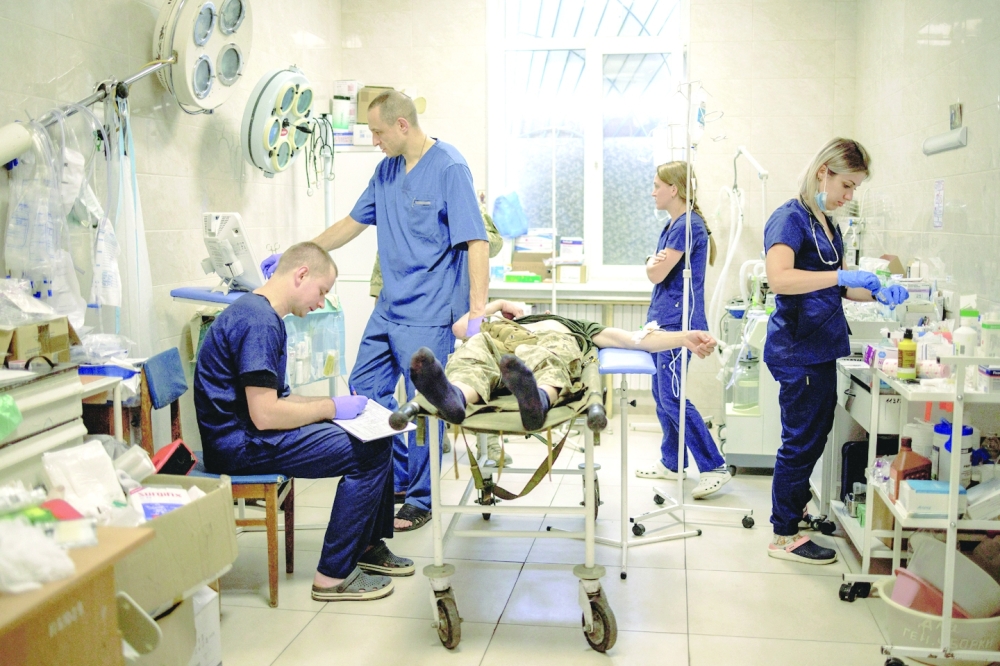 أطباء: لا وقت للراحة في مستشفى عسكري بشرق أوكرانيا