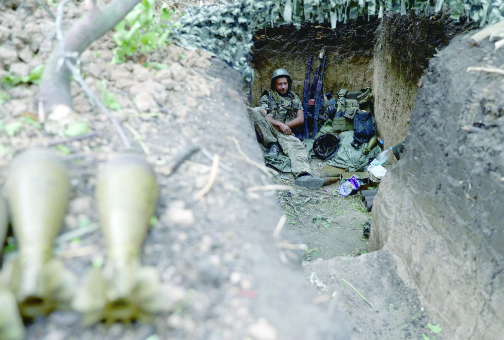 موسكو تعزو حريق القرم إلى عمل “تخريبي”.. ومغادرة أول سفينة أممية محمّلة بالحبوب باتجاه إفريقيا