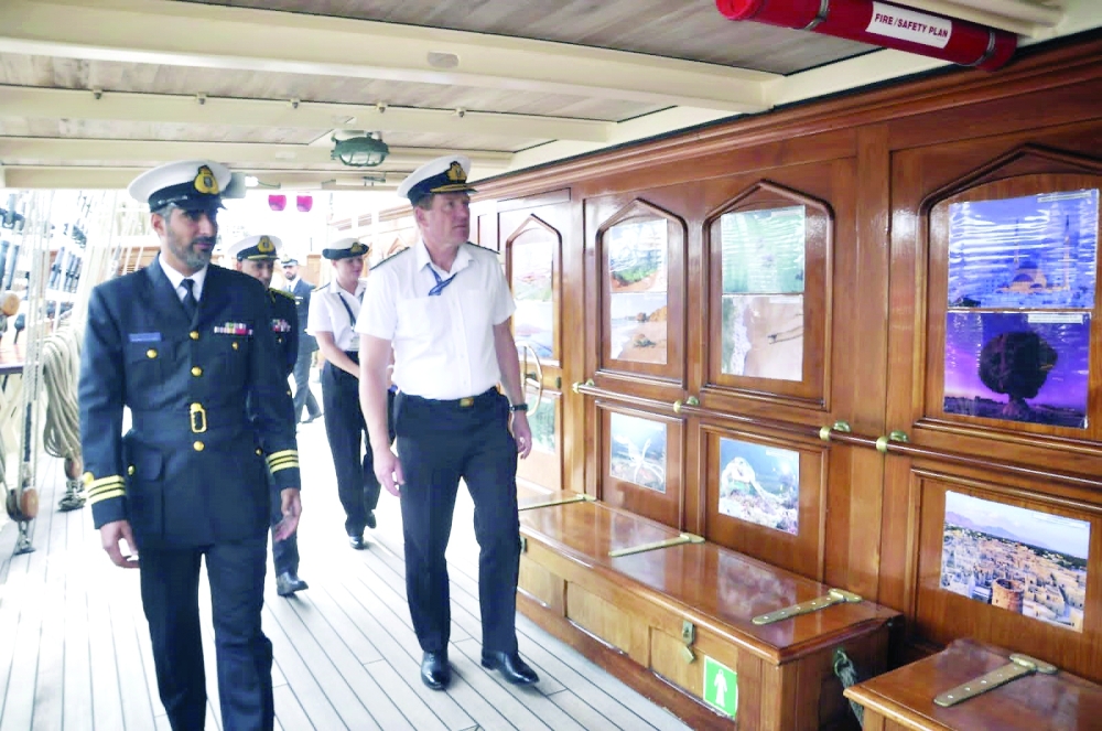 رئيس هيئة الأركان البحرية البريطانية يزور «شباب عمان الثانية»