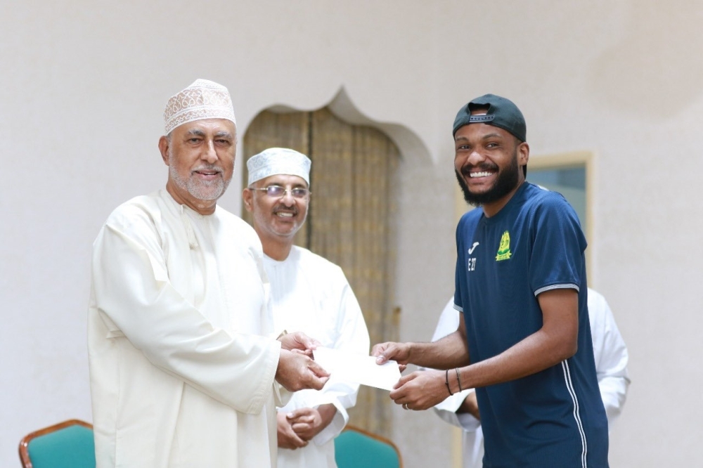 شهاب بن طارق يكرم أبطال الثلاثية.. ويطالب بالاحتفاظ بكأس جلالة السلطان للأبد