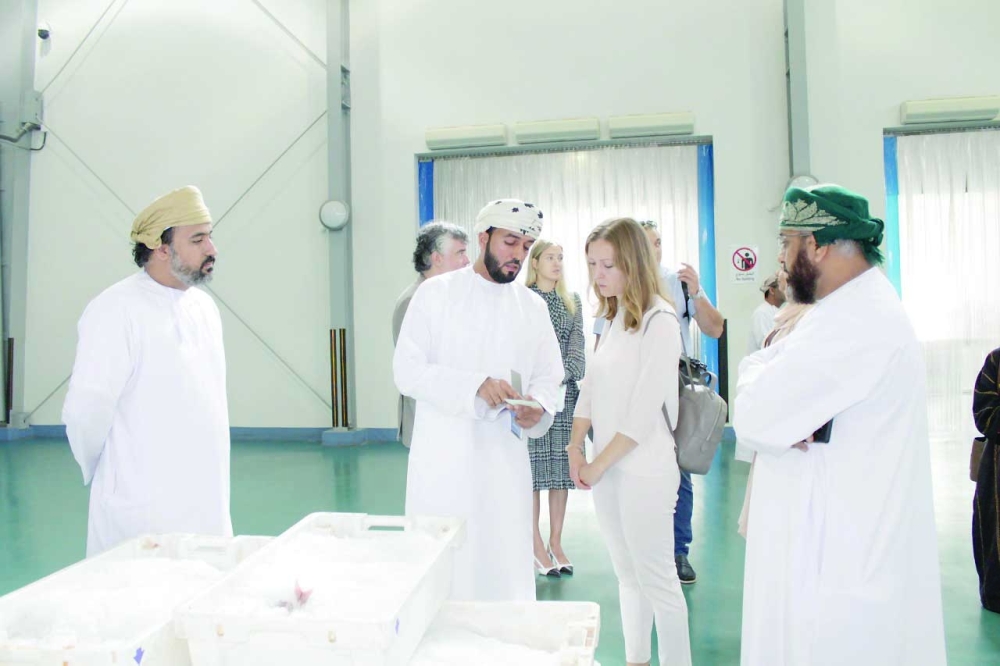 وفد روسي يطلع على الفرص الاستثمارية الزراعية والسمكية بسلطنة عمان