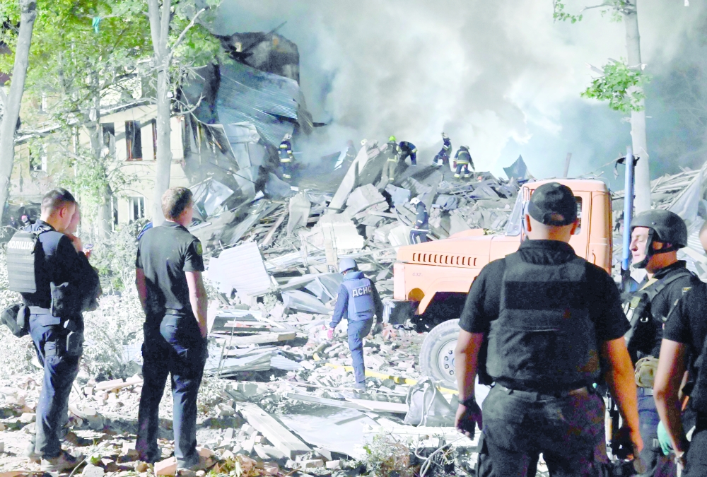 ضربات جوية على خاركيف وجوتيريش يحث على وقف معارك المحطة
روسيا تنفى نشر أسلحة ثقيلة في محيط “زابوريجيا النووية” وتحذر من عمل “استفزازي”