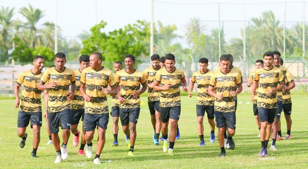 النهضة وظفار وجها لوجه في قمة على صفيح ساخن بدوري عمانتل .. غداً