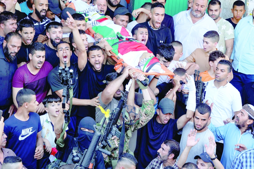 إستشهاد شاب فلسطيني خلال مواجهات بالضفة الغربية
جيش الإحتلال يغلق 7 جمعيات أهلية ومنظمات حقوقية في رام الله