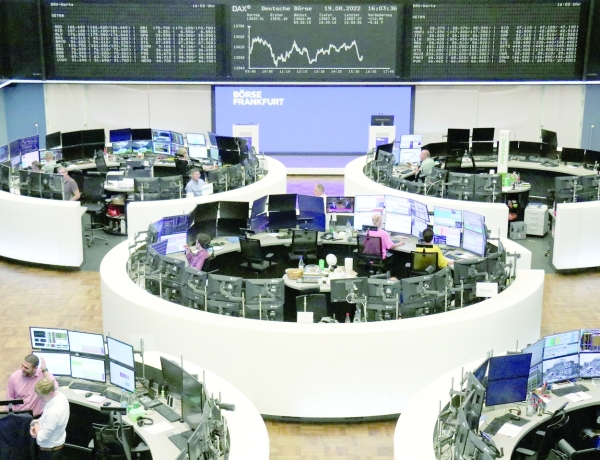 Stocks mostly retreat, oil slides over recession fears