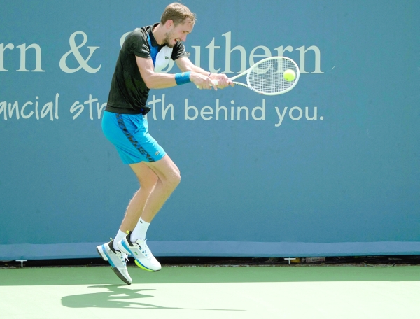 Medvedev advances, Swiatek falls